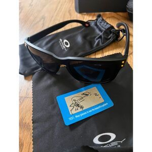 Brand New Oakley Holbrook Sunglasses – Matte Black Frame / Polarized Lenses